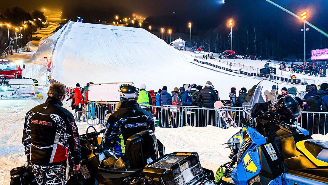 Publikum som ser på en skikonkurranse. 
