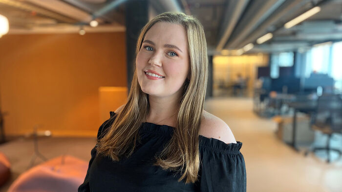 Kvinnelig student på campus. 