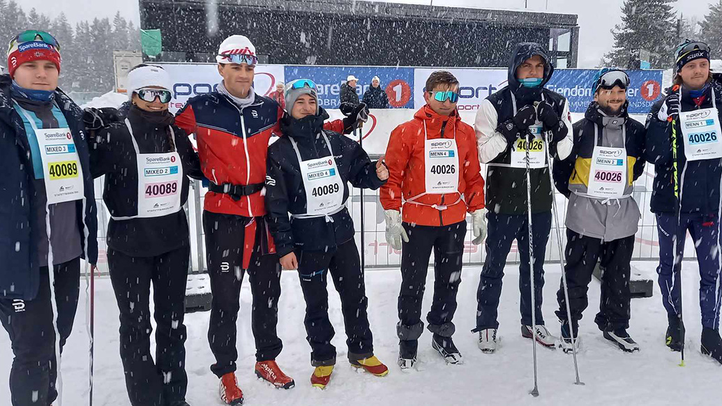 Glade studenter i snøvær ved fullført birkebeinerstafett