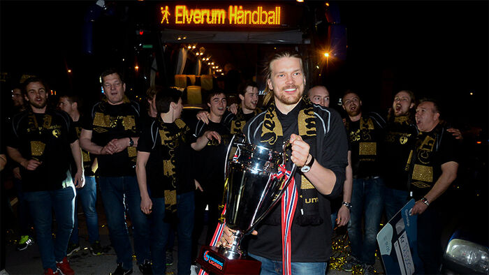 Leonel Ojala med pokal. 