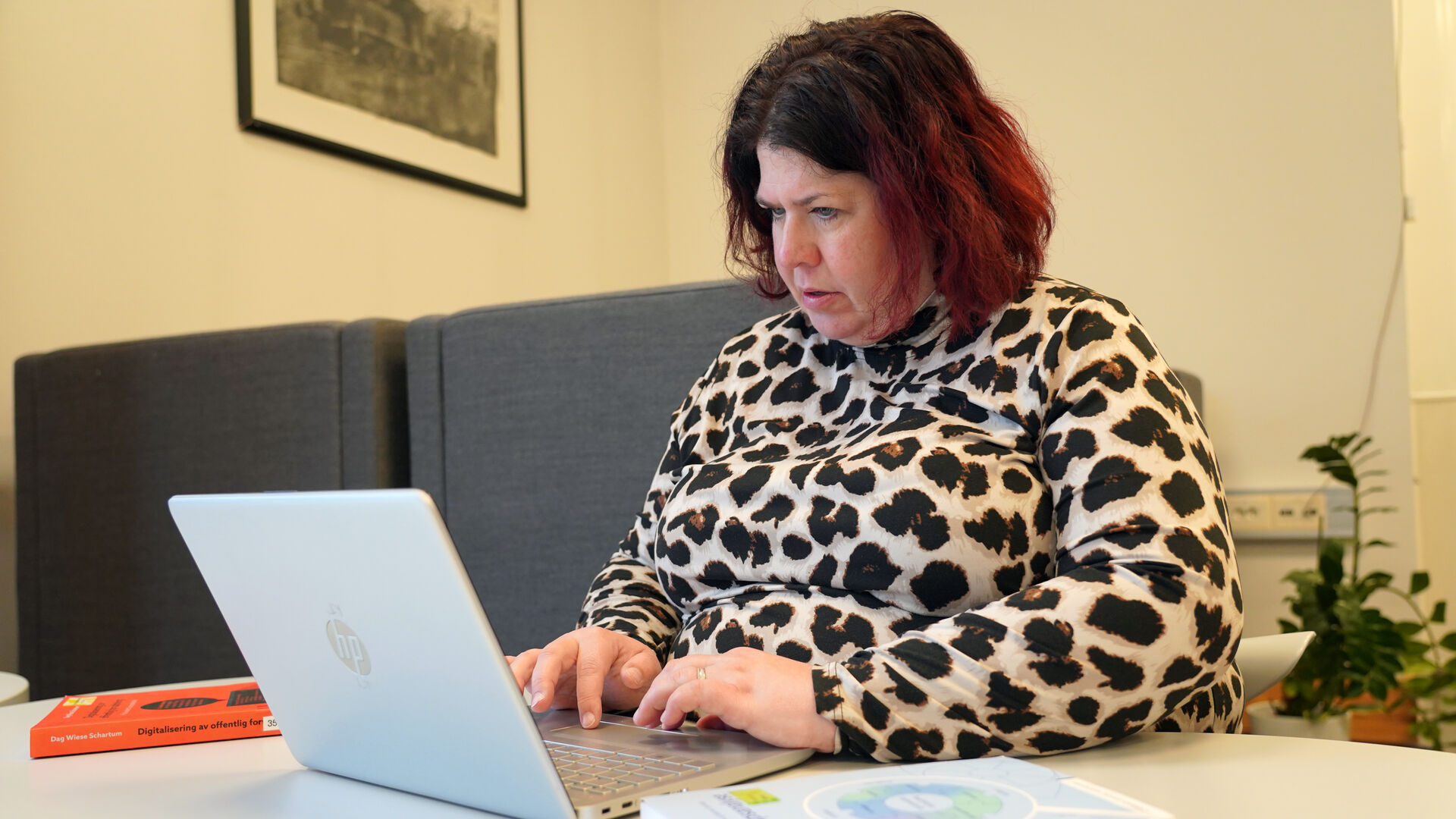 Kvinne som jobber på PC. 