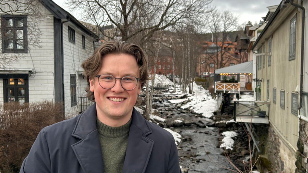 Bilde av studenten Isak Hopland på brua over Mesnaelva på Lilletorget i Lillehammer