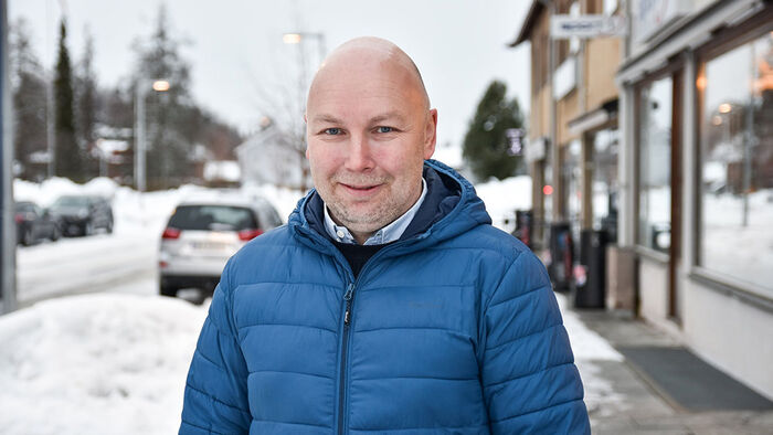 Mann i blå jakke utendørs om vinteren. 