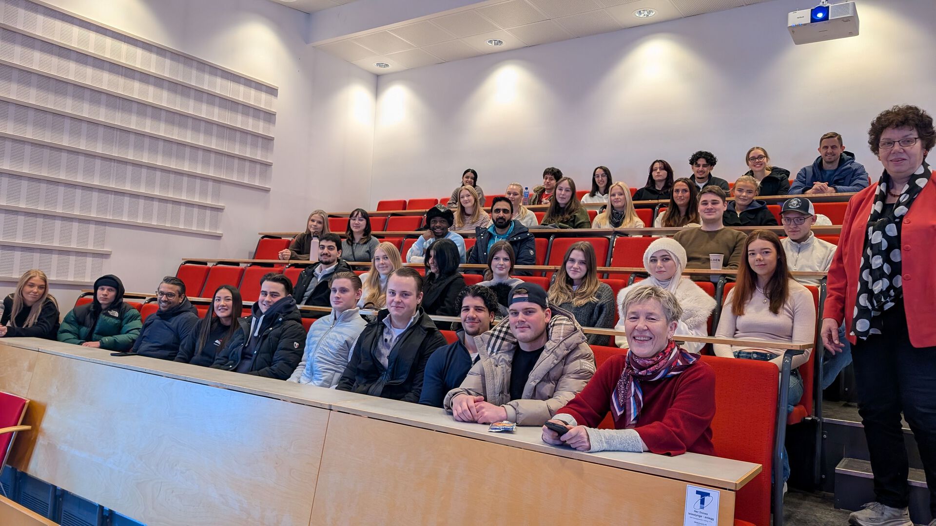 Hele gruppa med lærlinger, nåværende studenter, representanter fra opplæringskontor og fagmiljøet samlet sittende i auditoriet. 