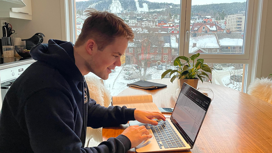 Student som jobber ved en PC på hjemmekontor. 