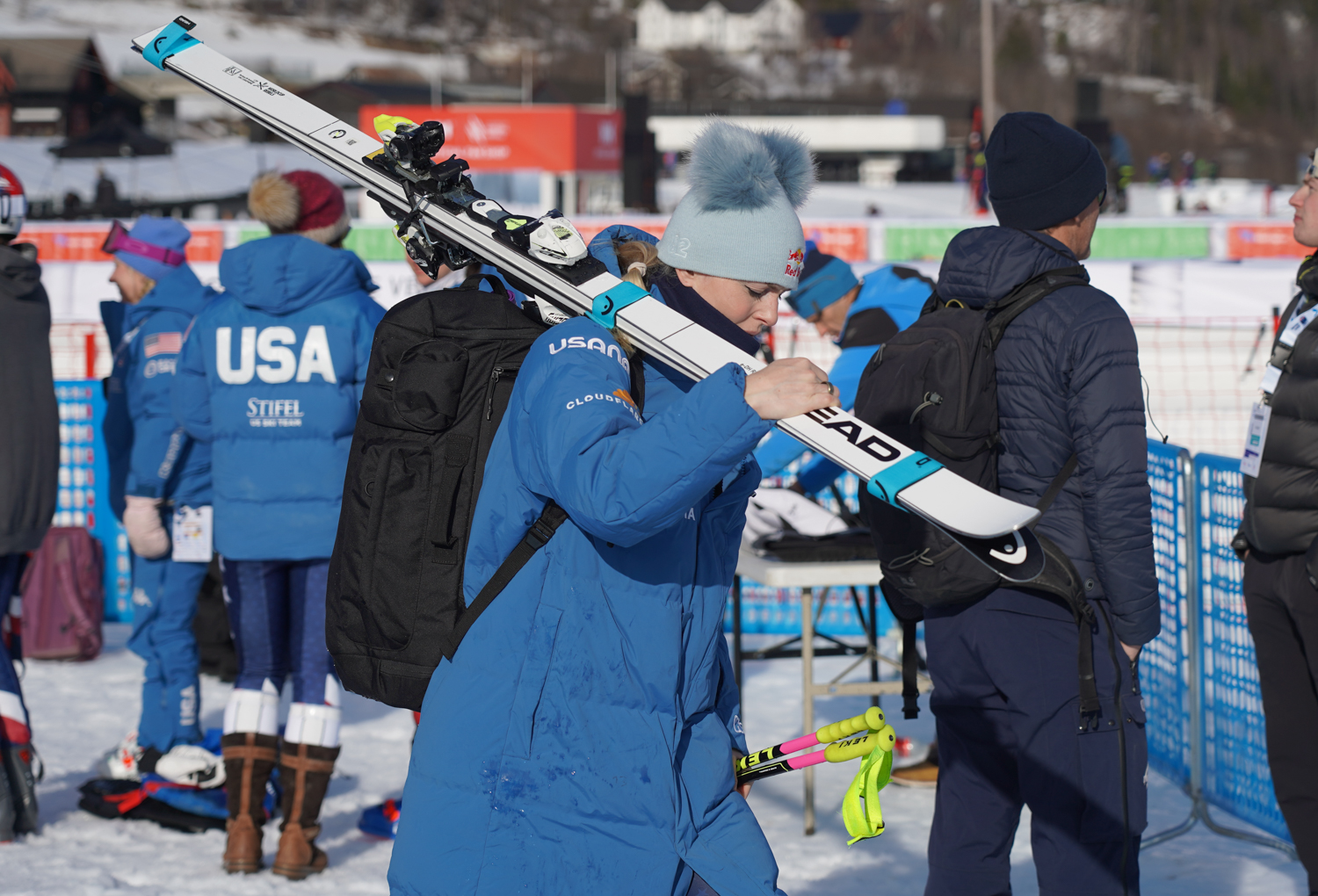 Alpinisten Lindsey Vonn går forbi med skiene på skuldra