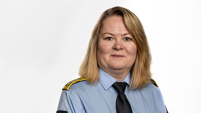 Portrettfoto av Eli Fryjordet i politiuniform. 