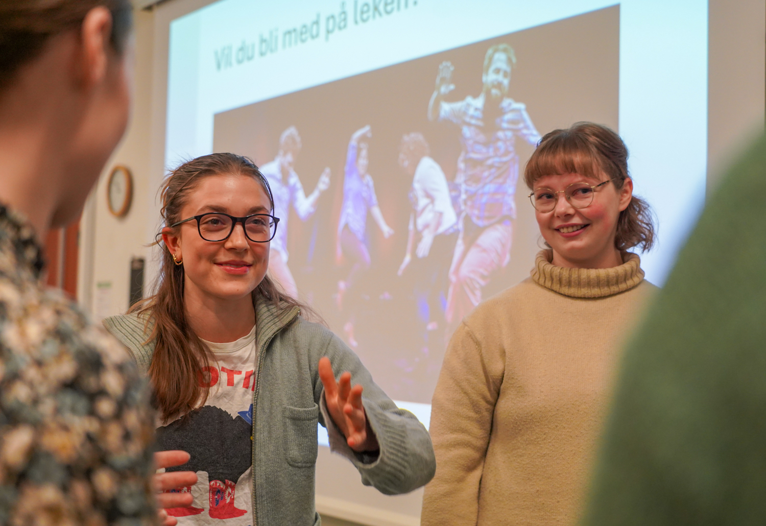 Studenter i en ring ser på hverandre og roper navnene til hverandre