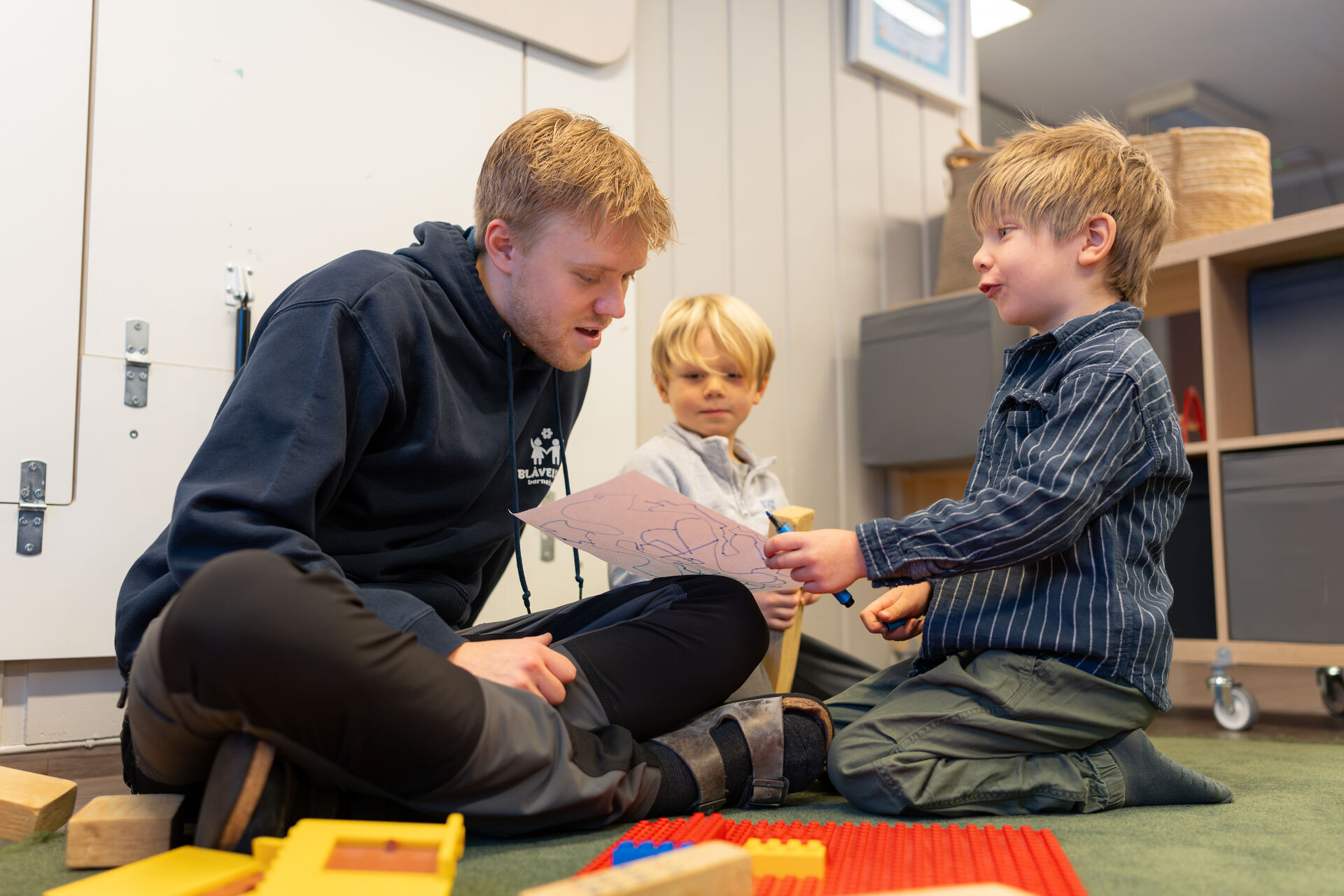 Alrik og to gutter i barnehagen.