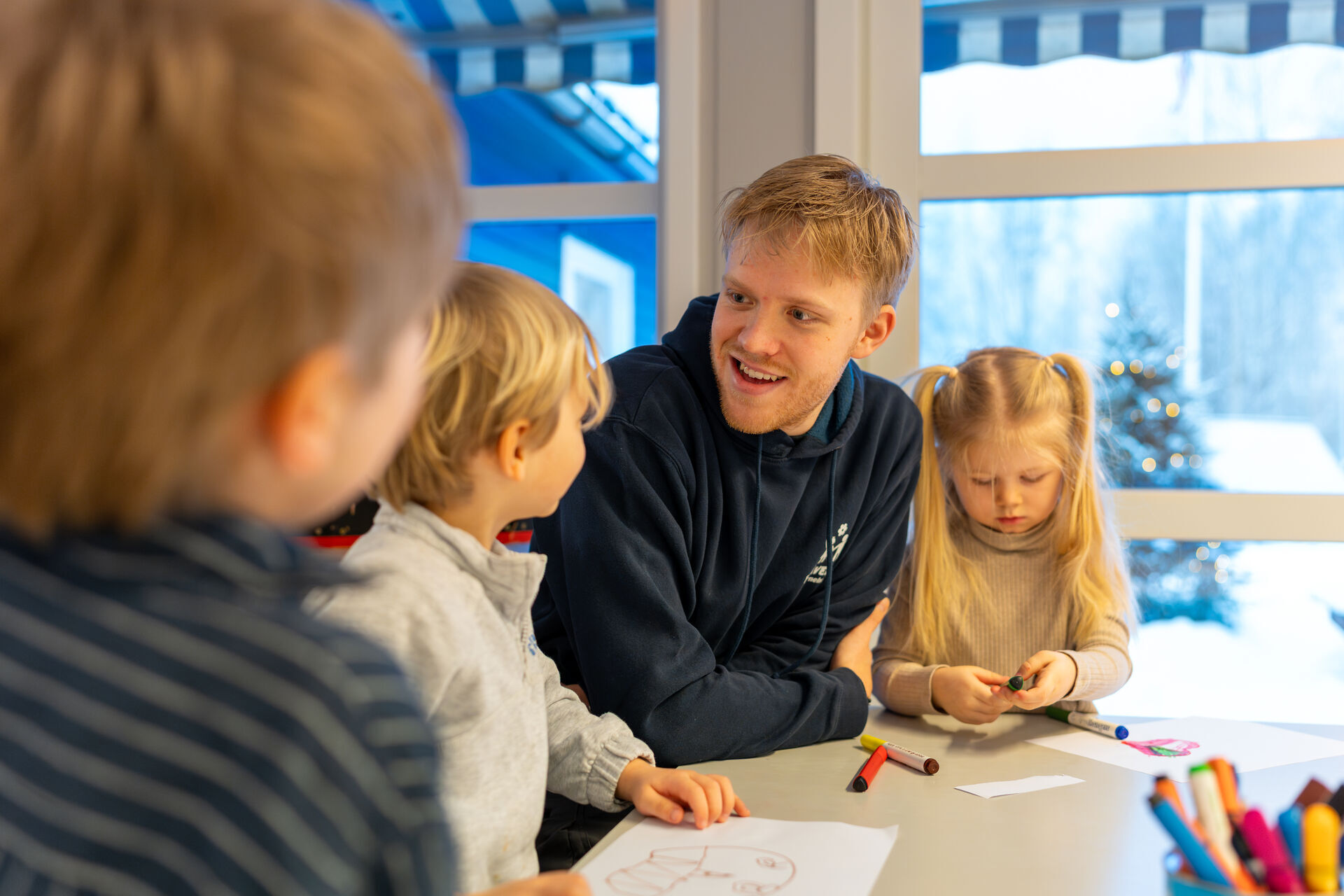 Tre barnehagebarn og Alrik.