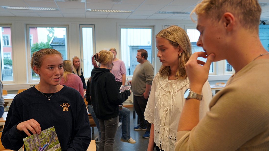 Tre studenter som løser en oppgave i fellesskap. 