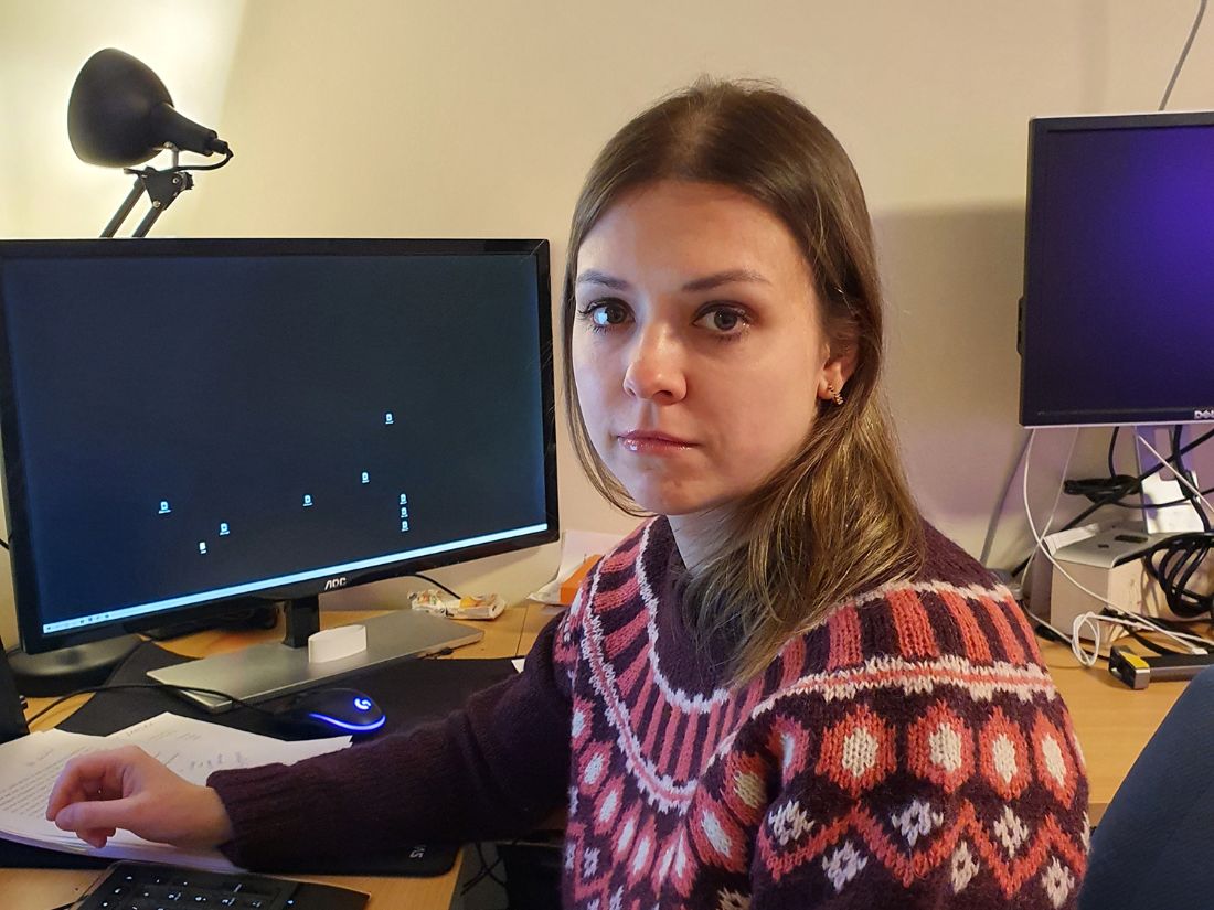 Kvinnelig student som jobber på en PC. 