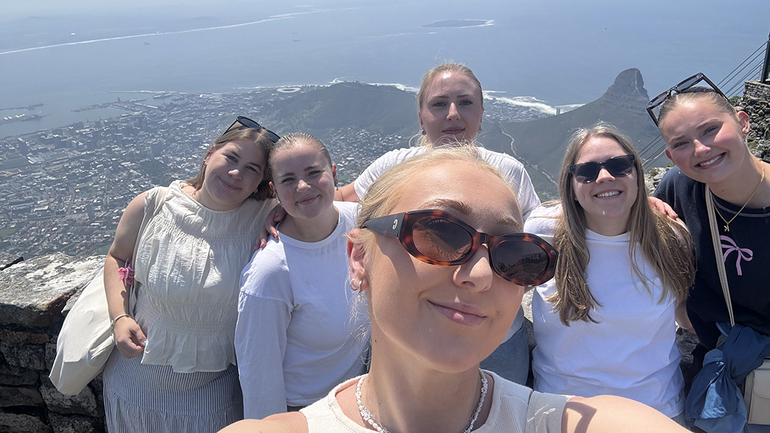 Jenter på en fjelltopp over Cape Town. 