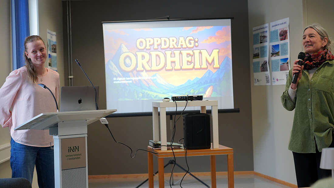 Kvinnelig student foran en PC når hun presenterer en oppgave. 