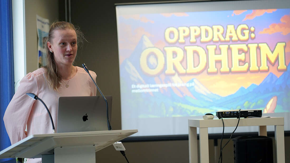 Student som holder en presentasjon.