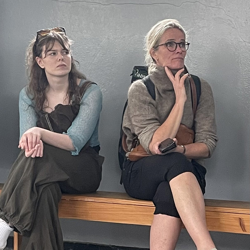 Solveig og Stine som sitter sammen på en benk.