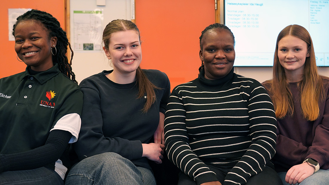 Fire smilende studenter. 