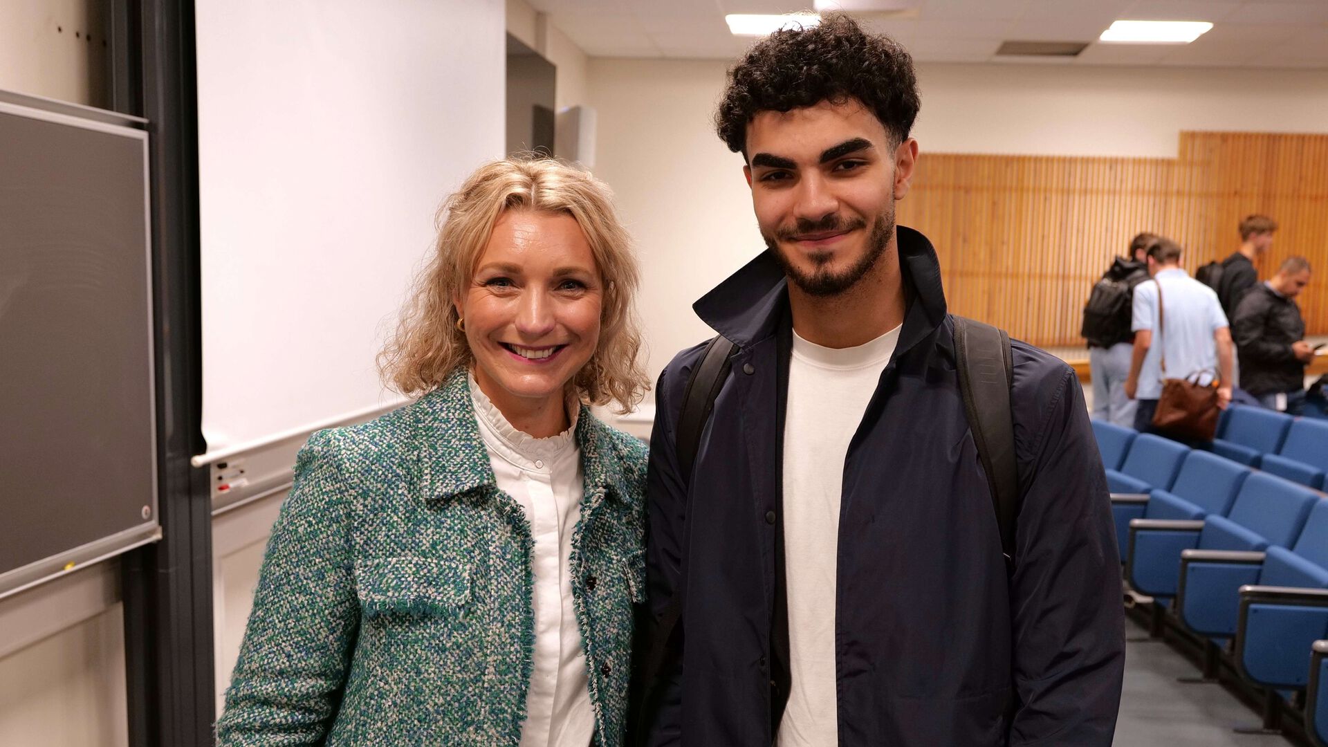 Minster Karianne Tung sammen med en student
