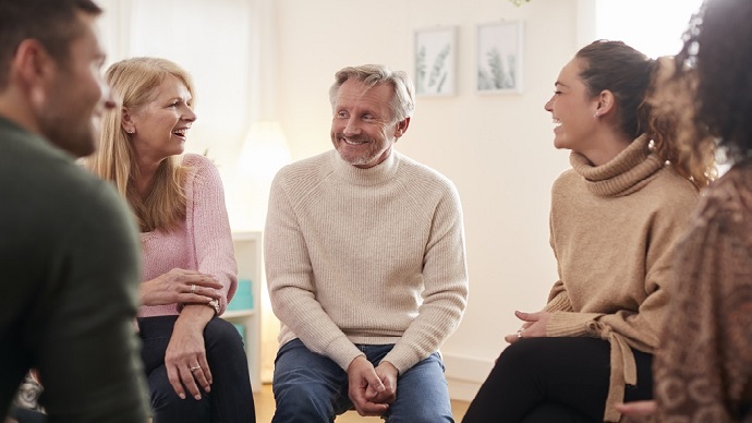Illustrasjon av en gruppe ledere som snakker sammen