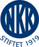 Logoen til NKK. Runding med bokstavene NKK i seg med skrift STIFTET 1919 under. Blå logo.