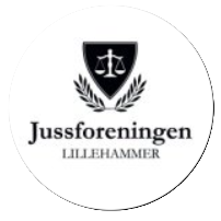 Hvit bakgrunn og sort skrift hvor det står Jussforeningen Lillehammer. Til venstre for dette er det noe som ligner et kommunevåpen med en vekt inni og en halv krans under.